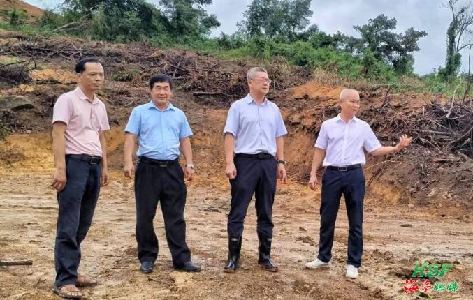 艾軼倫實(shí)地調(diào)研牛嶺農(nóng)場(chǎng)公司榴蓮蜜種植基地建設(shè)情況。梅繼林 攝